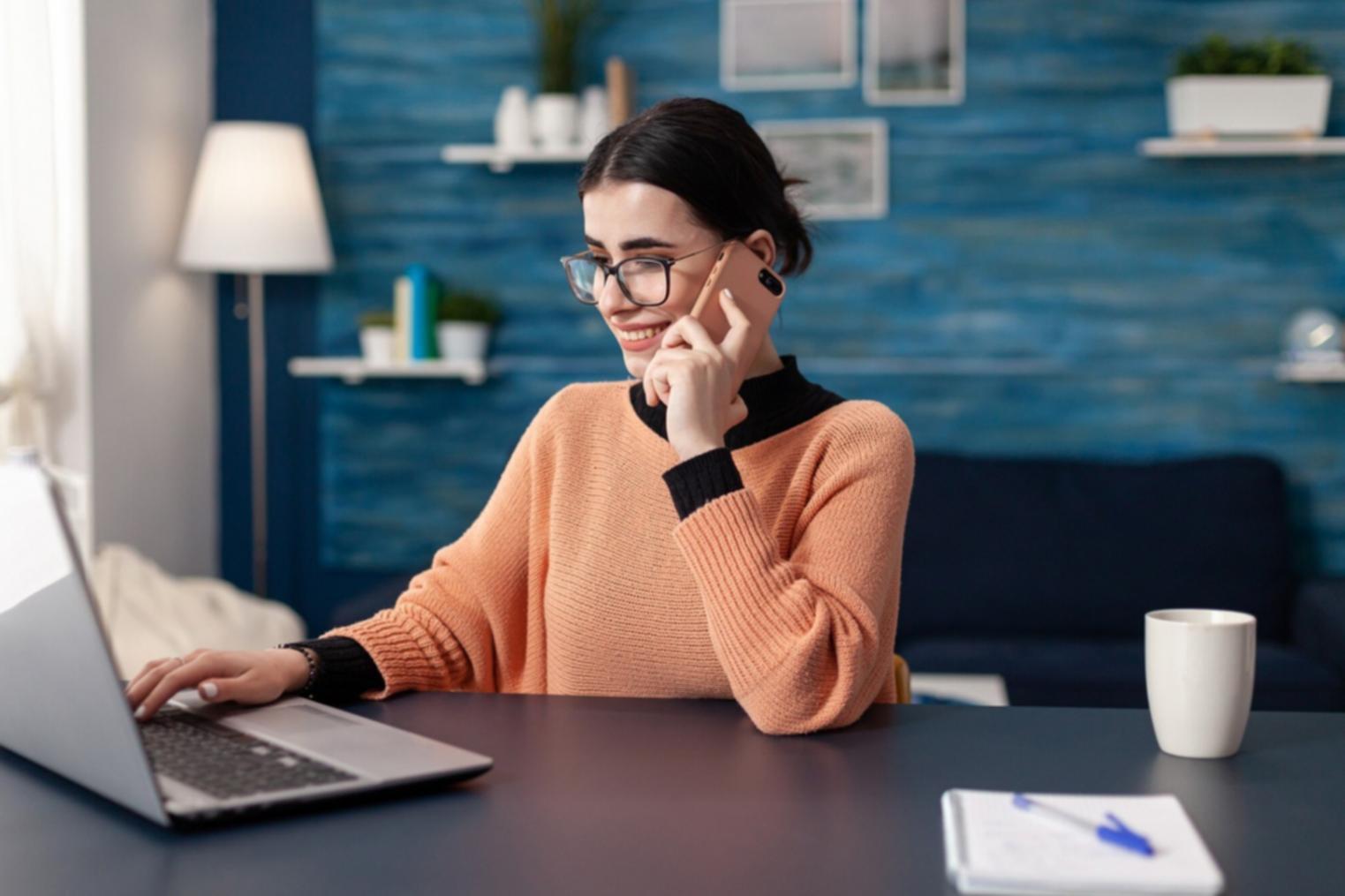 Profesionales colaborando en análisis financiero