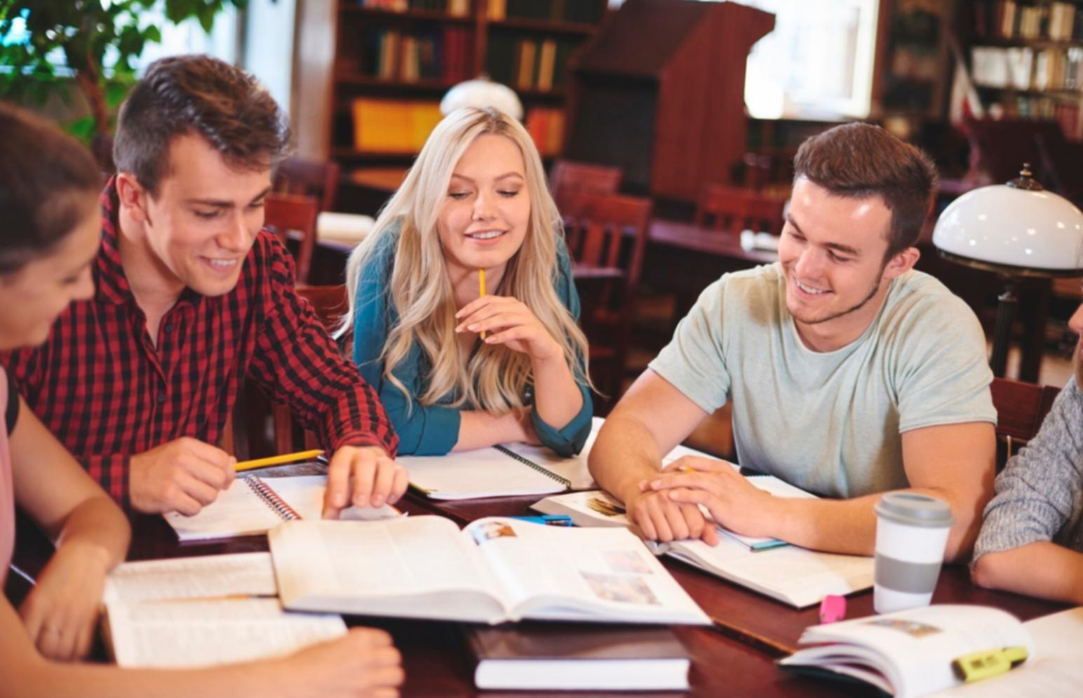 Sesión de análisis financiero con datos reales en pantalla