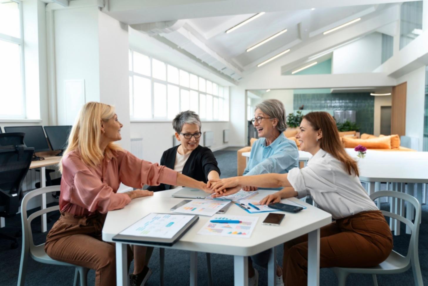 Profesional analizando datos financieros en pantalla